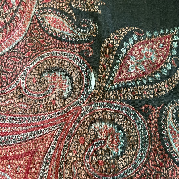 Vintage paisley wool shawl. 65 x 65. Has defects due to age!! Needs repair. - Picture 5 of 6